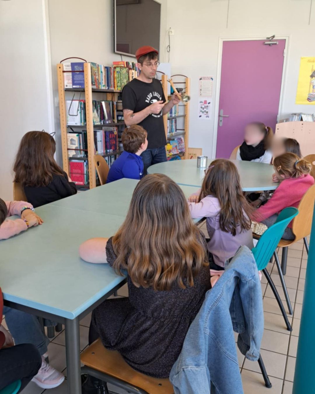 Groupe d'enfants et un intervenant